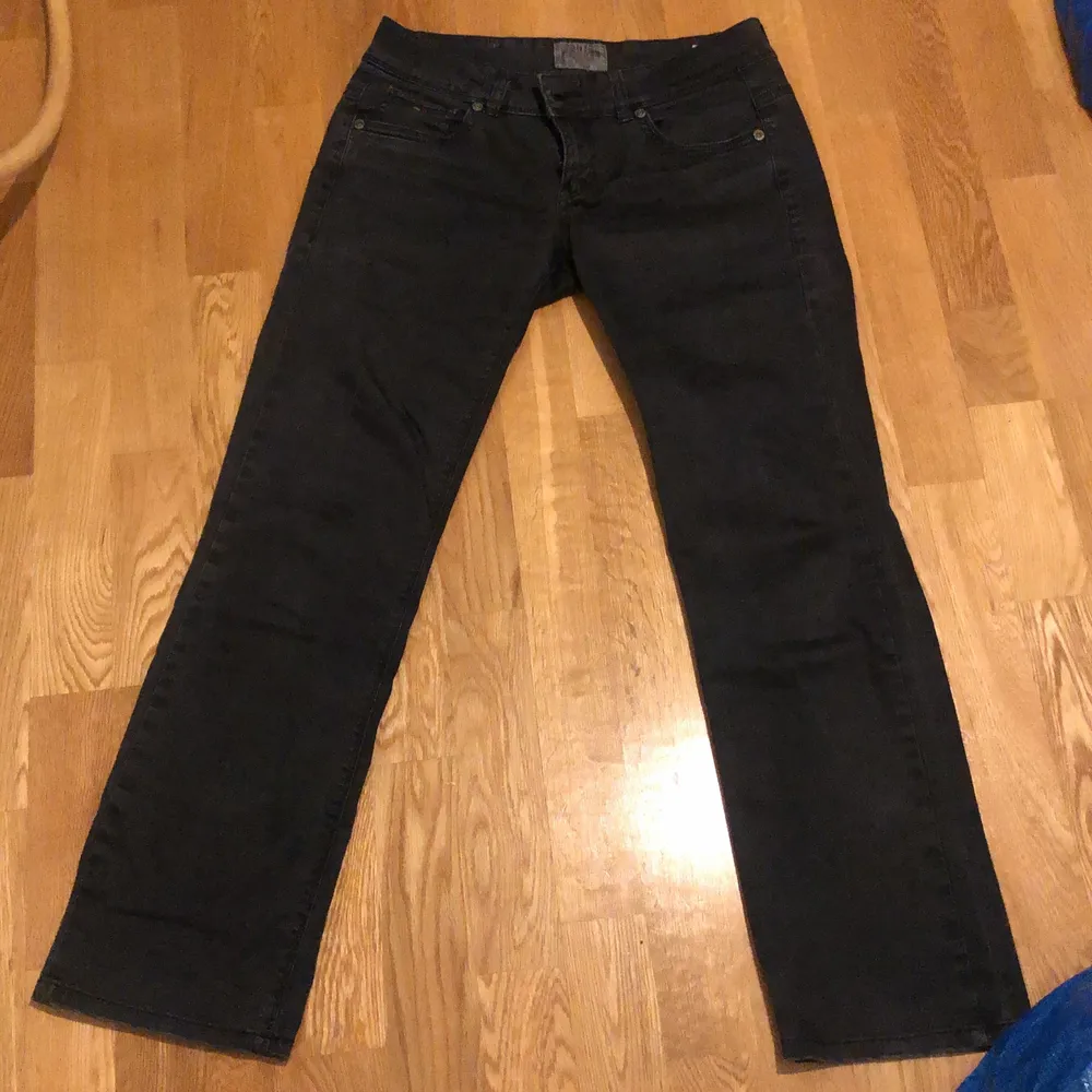 grå jeans med lite stretch från Tommy Hilfiger. Jeans & Byxor.