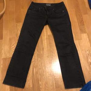grå jeans med lite stretch från Tommy Hilfiger