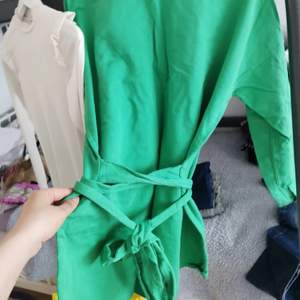 Jätte fin grön tröja, har band på kanten så man kan knyta vid migjan, jätte snygg. Den är knappt använd men köpte den för tre år sen. (Prutbart)