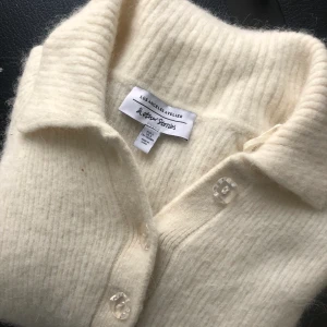 Mysig kofta från & Other Stories  - Hur mysig som helst! Strl S på lappen, men rätt så liten och passar därmed XS bäst. Kan mötas upp eller skicka. Isf står köparen för frakt💕 Högsta bud: 170 + frakt