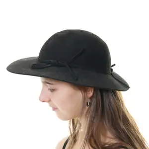 Superfin hatt med söta detaljer! 🌸 säljs då den inte används, är i nyskick. Priset går att diskutera vid smidig affär ❣