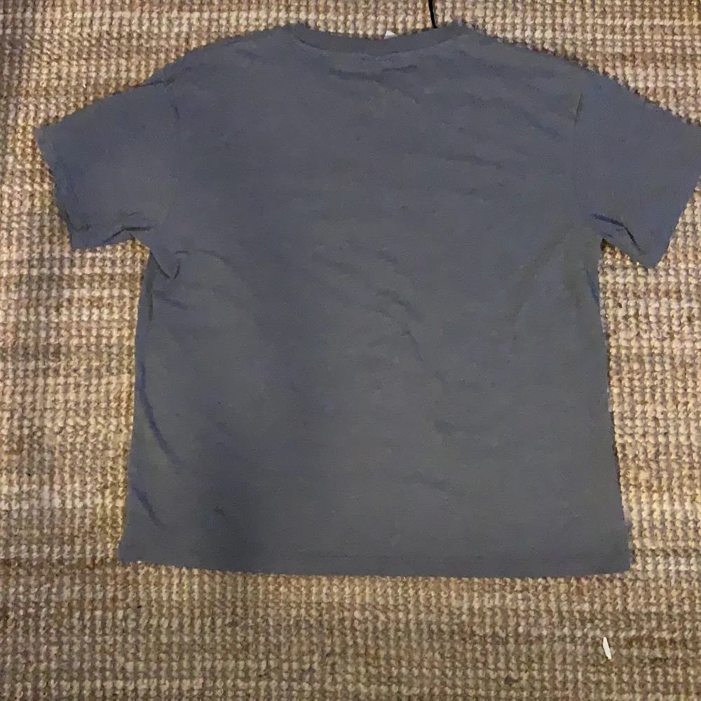 hej säljer en AC DC tröja, köpte för 149kr på hm i somras sen dess har den bara legat i garderoben 💕. T-shirts.