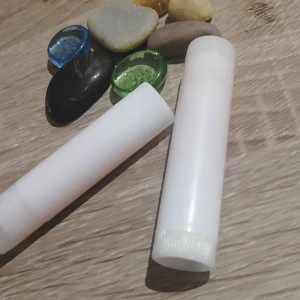 Läppsyl  - En hemmagjort läppsyl med lukten av mint såklart är den aldrig använd men vet att den är jätte bra. Lite svårt att få ut men det funkar