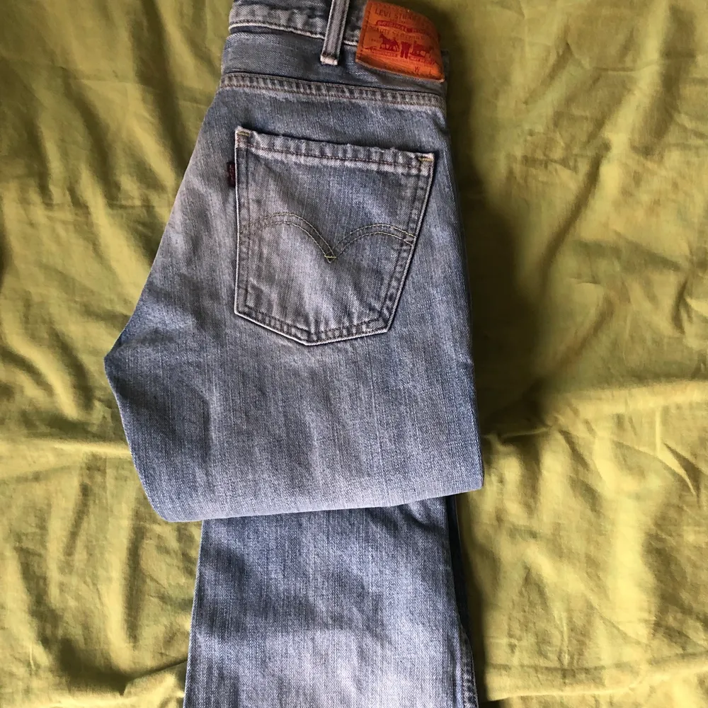 Ett par superfina utsvängda jeans från Levis. Säljer pga att de är för små för mig (har xs/s i vanliga fall) Utöver det är de superfina och i väldigt bra skick <33. Jeans & Byxor.