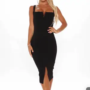 Jättefin svart klänning endast använd 1 gång, v urringning från fashionnova