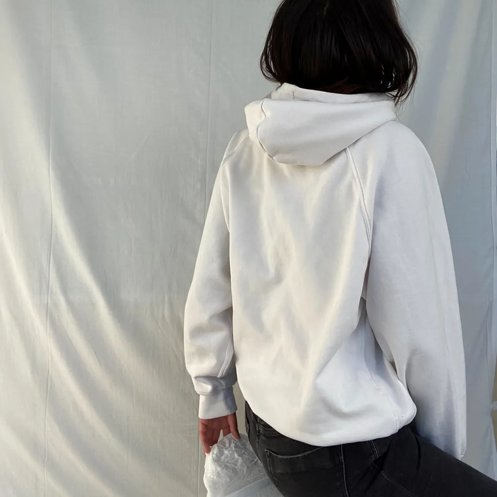 Hi, I’m selling this white oversized hoodie from H&M in a size medium. It would definitely fit a large as well it depends on how tight or oversized you want it. it is in perfect condition and I added a little string at the bottom of the hoodie so you can adjust the length and pull the string in the waist for a more aesthetic look.. Hoodies.