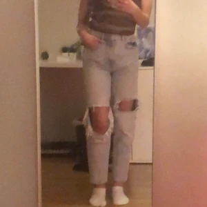 Blåa jeans med hål - Ett par blåa jeans med hål från zara dom är för korta på mig som är 157cm. ❤️ de har små färgfläckar men de märks knappt. 