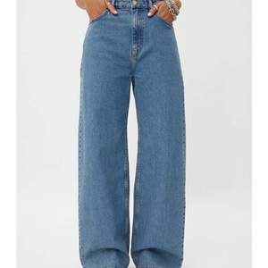 Säljer dessa snygga jeans från weekday, har dem i storlek 24/32 och det är modellen ace. Säljer dem pga att de blivit försmå tyvärr.. skickar gärna, köparen betalar frakten🥰