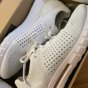 HOVR OANVÄNDA SKOR  - Nya hovr skor oanvända storlek 43. Vita. 500kr (fler bilder finns vid intresse)