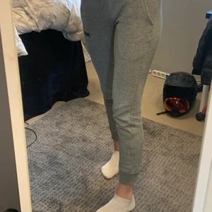 Puma mjukis byxor  - Säljer ett par superfina mjukisar från Puma, jag är 175 cm så skulle passa perfekt på någon som är lite kortare 💕 Säljer för 250kr då de ej är använda mycket. Köpte de för 400kr så 250kr är ett väldigt bra pris❤️ Kan mötas upp i Göteborg annars tillkommer frakt på 63kr💕 