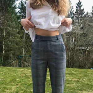 Kostymbyxor  - Fina rutiga kostymbyxor i storlek 34! Dom är högmidjade och i superfint skick med bra material! Frakt 66kr(spårbar) eller så kan jag mötas upp i Stockholm city💞