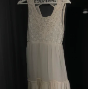 Vit klänning - Använd 1 gång. En knapp saknas där bak men inget man märker. Passar xs-m