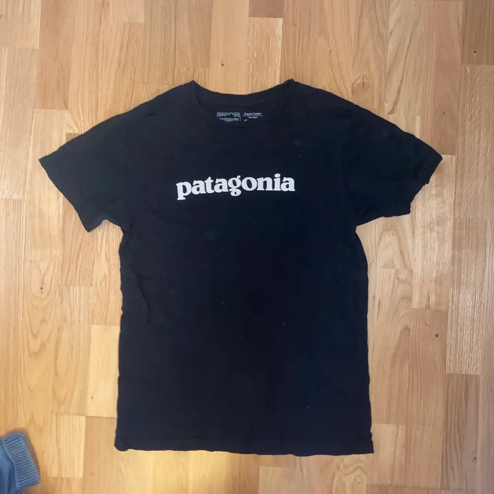 två patagoniatishor, den svarta är s och den vita är xs men sitter som s. Buda gärna! (100kr för båda tröjorna, 60 styckpris). T-shirts.