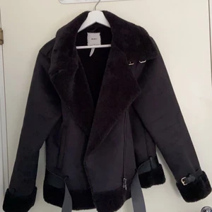 Mocka pälsjacka - En jättefin mocka pälsjacka men skön päls både inuti och på armar och krage. Den är relativt varm vilket gör att den kan användas under hösten och våren.   Jackan är bara några månader gammal och knappt använd, men jag väljer att sälja den eftersom jag har massa andra jackor och hinner tyvärr inte använda denna.   Jag är 168 cm lång jackan slutar precis vid mitten av rumpan på mig.   Storlek: 42