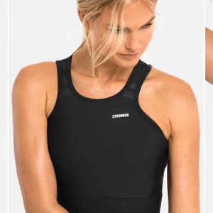 Stronger - Säljer denna fina träningstopp! Den har alltid varit jätte bra, den lilla tid jag använt den. Men börjar nu bli lite liten. 