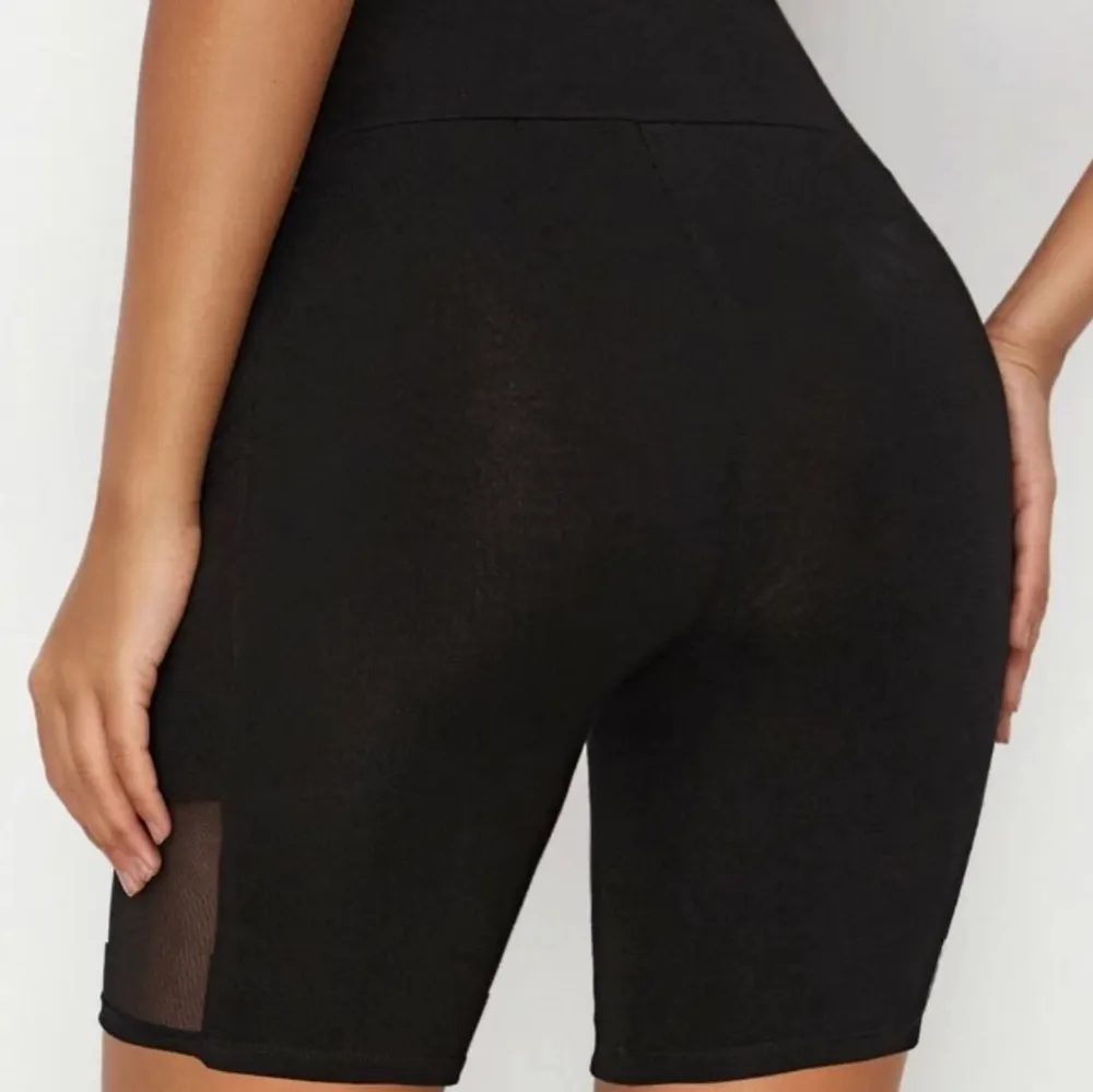 Jättesnygga Kim k tränings shorts/tights. Skönt material, finns ficka för mobil/ nycklar. Super sköna. Aldrig använda . Shorts.