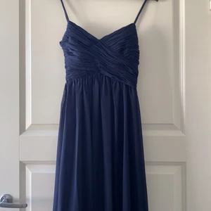 Festklänning - Lång mörkblå festklänning
