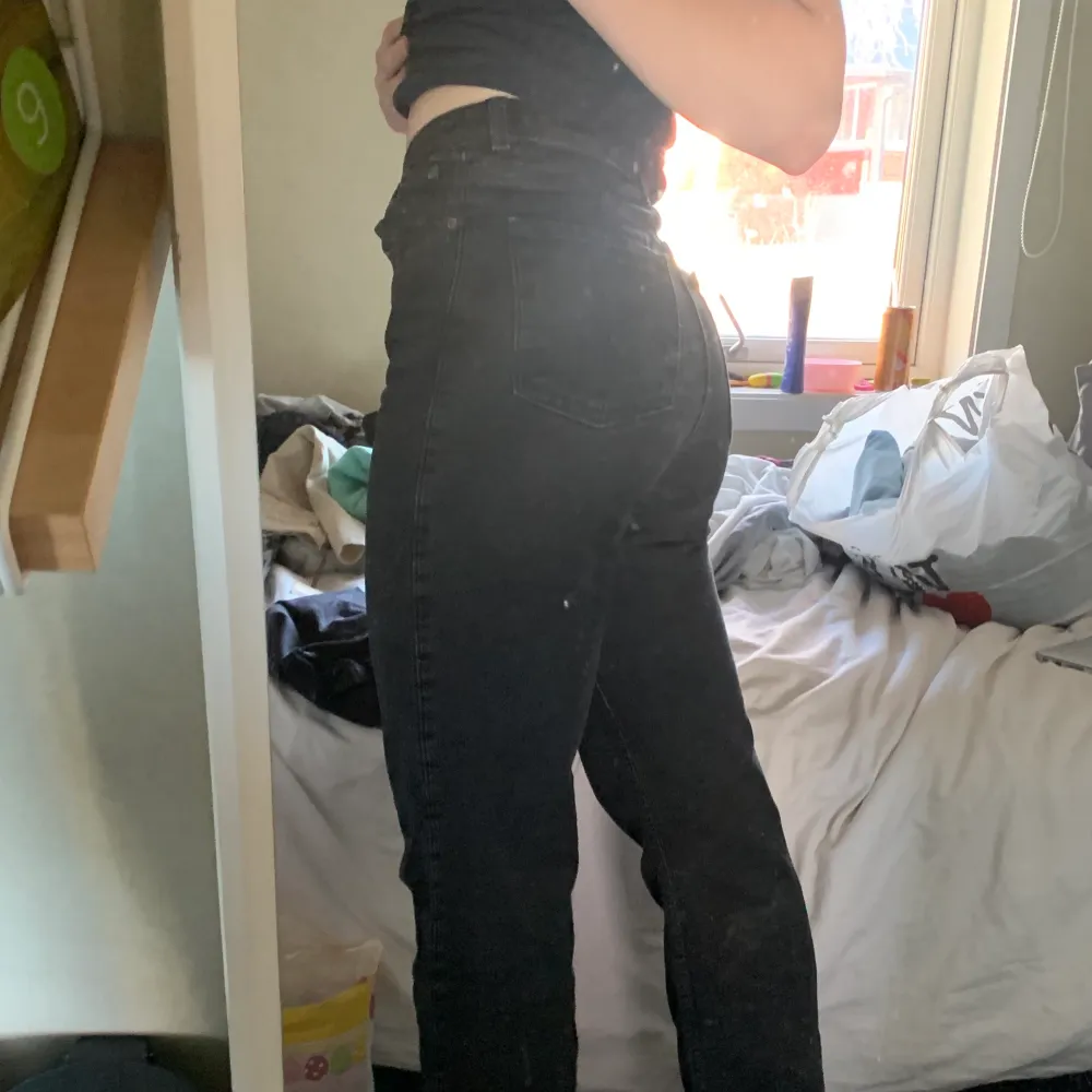 Säljer ett par weekday jeans i modellen row då dem blivit försmå😢 Dem är i fint skick och passar någon som är runt 160! Köparen står för frakt🥰. Jeans & Byxor.