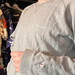 En ljusgrå champion hoodie i storlek L men skulle säga att den passar XS-S. Den var lite skrynklig på bilden men jag stryker den självklart innan den skickas. Om många är intresserade blir det budgivning med minsta bud på 100kr. Tveka inte att höra av dig om du har några frågor🥰❤️