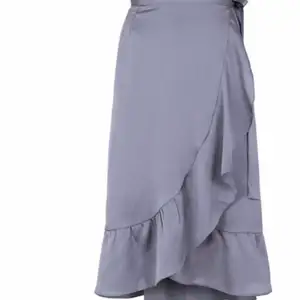 Jättefin kjol med volang och knytning där uppe från neo noir! Är i nyskick och har inga slitningar eller märken. Skriv för mer info❤️