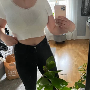 Vit topp med spets - Jag säljer denna gulliga kroppade topp, v-ringad och spets vid halsen. Den kommer från ett rökfritt hem och tvättas alltid innan den skickas och har du fler frågor är de bara att höra av dig.