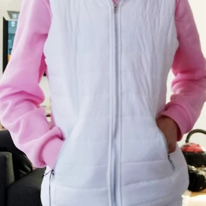 Vit dunväst storlek 34/36 - Begagnat men fint skick, hel och ren inga konstigheter 😊 först till kvarn inget strul tack 🥰köparen betalar frakten 62 kr 🌸 