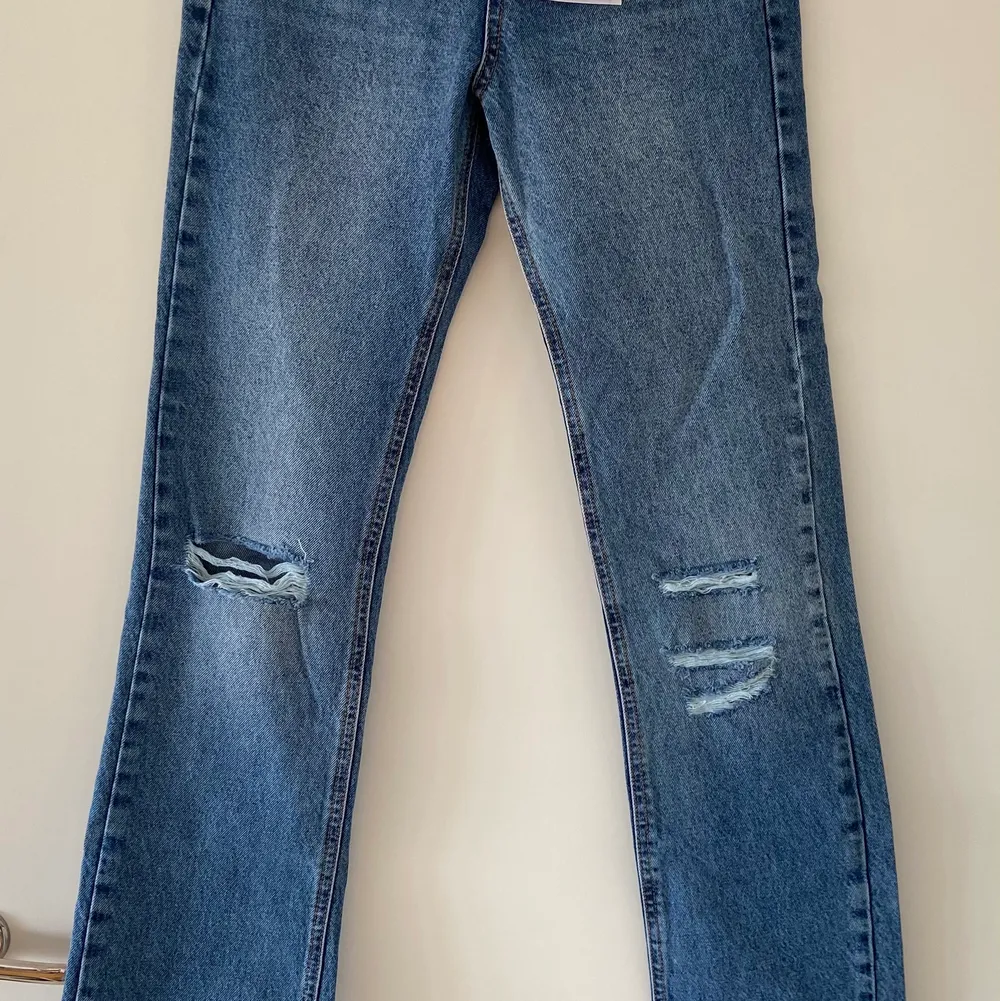 Helt oanvända supersnygga jeans i stl 32! . Jeans & Byxor.