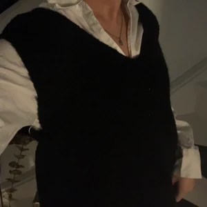 Stickad väst - Skön stickad väst, perfekt att ha över en skjorta eller bara som den är! Mjuk i tyget. Storlek xs men som en s/m. ❤️❤️❤️❤️✨✨