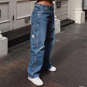 As coola baggy jeans från Weekday x Lee som tyvärr inte kommer till användning. De är ”oversize” i modellen, midjemått ca 84cm och innerbenslängd ca 75cm. De två första bilderna är lånade men sista bilden är på mig.💕 Frakt tillkommer