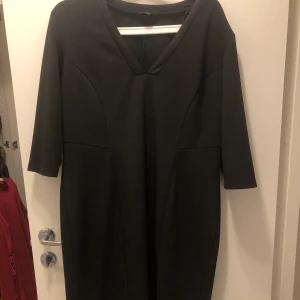 Svart klänning - Fin svart klänning, kan användas vardagligt-fest
