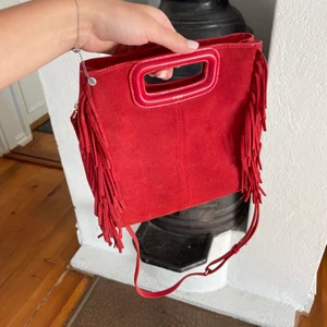 MAJE VÄSKA - Kollar intresset för min fina röda Maje väska köpt på Maje butiken i New York för drygt två år sedan. Super najs och sparsamt använd😃  BUD 1500kr + frakt