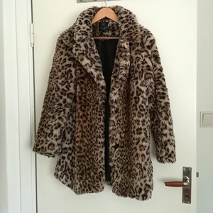 Fuskpäls strl S - Fakepäls från lft, har två stora fickor i sidorna. Går att stänga med 2 knappar. Väldigt varm och mysig 🐻 Det var ett hål i ena fickan men det är lagat nu! 