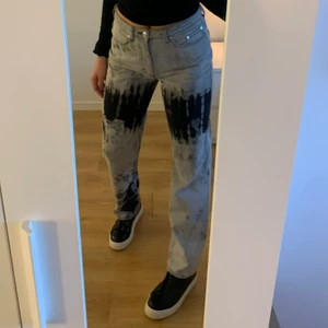 Weekday jeans - As snygga jeans från weekday, använda 2 gånger. Jag är 176cm⭐️🤍tar bud från 250, köparen står för frakt💓