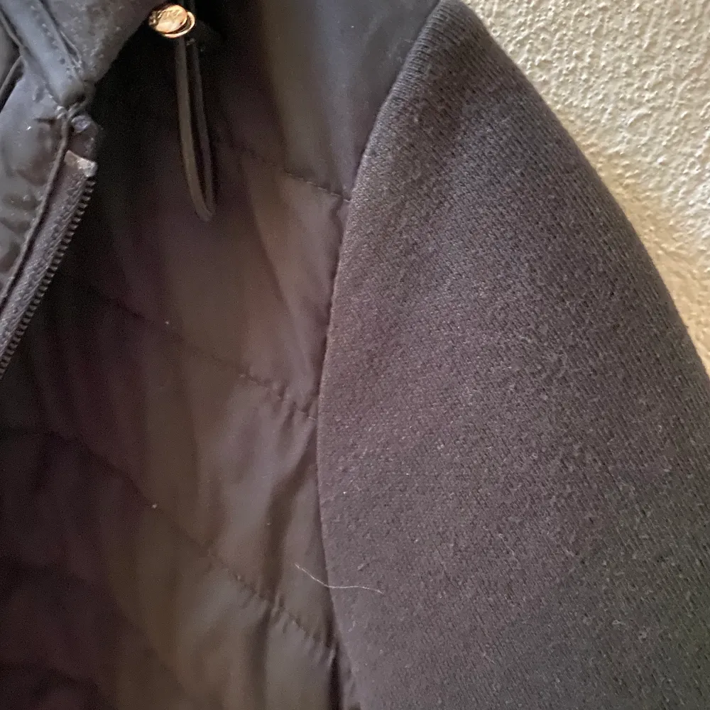 Säljer min fina ”västjacka” från Abercrombie and fitch. Det är som en väst fast den har inbyggda armar som är ett sweatshirt material. Storlek xs. 200kr+ frakt. . Jackor.
