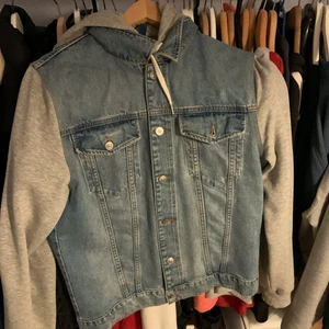 Hm jeans jacka  - Cool HM jeans jacka med luva  i storlek M. Haft den i cirka 2 år säljer den för att den inte passar mig längre . Jackan är i fint skick. 