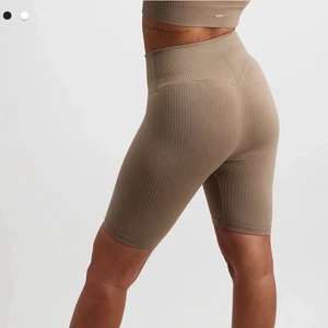 Biker shorts aimn - Biker shorts från aimn i färgen Espresso, använda ett fåtal gånger. (Frakt tillkommer💜) nypris: 399.