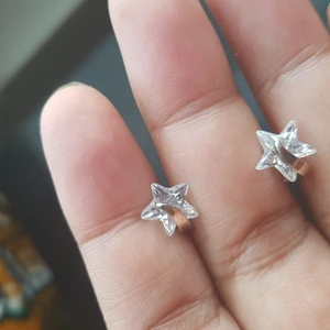 Äkta silver örhengen  - Äkta silver örhengen.  Med en diamant på som lyser fint. 130kr plus 15kr frakt.  Filmer när jag postar. Glöm inte kolla mina andra annonsen. 