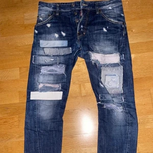 Dsquared  - Köpte dessa byxor för 7500kr för ett år sedan och skulle vilja sälja de runt 2000kr. Byxorna är i gott skick. Dessa byxor har egna storlekar och dessa har storleken (44) jag skulle säga att de passar till de som är runt 175 cm långa. Midjan är (30)