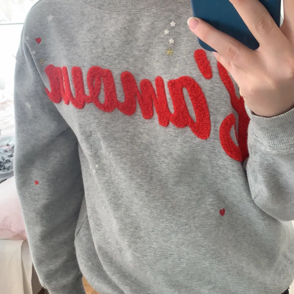 Jättefin sweatshirt från hm! Bra skick!. Tröjor & Koftor.