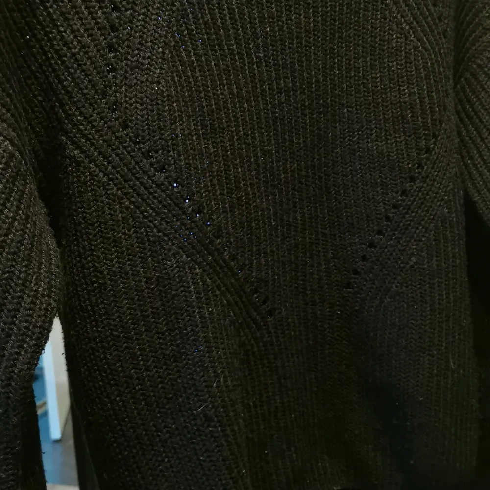 Jättefin svart stickad tröja, vet inte vart den kommer ifrån. På bild 1 ser ni framsida o 2 baksida. Säljer då den är fööör liten för mig. Strl xs-s. Den är lite nopprig här och där men inget man tänker på, köpare står för frakt. . Stickat.