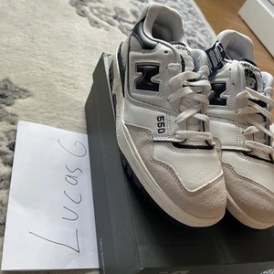  New Balance 550 Navy Blue EU40.5 - Säljer helt oanvända eftertraktade New Balance 550. Kan upphämtas i Linköping eller lägg till 99kr för frakt. Endast swish.
