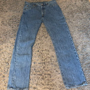 Lee jeans - Säljer mina vintage lee jeans. Det står ej vilken storlek det är men passar mig som vanligt viss använder 32/33-32/34 måtten är 35cm vid midjan och 107cm vid längden. Condition är vintage men det finns en fläck vid höger om låret och ett håll i bakfickan💫