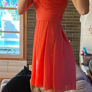  200kr+ frakt.     Klänning Strl S  - Rosa, orange klänning, den är aldrig använd och har prislappen kvar.  