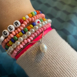 Silver Armband  - Säljer detta jättefina silver armband ifrån glitter, då jag råkat köpa två! Armbandet är oanvändt (första bilden är på det jag öppnat, säljer alltså det oanvända) Det är i 925 Sterling Silver och nypris ligger på 159 kr. Tveka inte att höra av er vid frågor eller vid intresse!!❤️