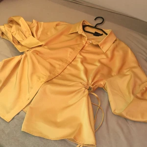 Tröja - Säljer denna SÅ SNYGGA tröjan, den har blivit för stor för mig har gott ner i vikt ganska mycket🥺, hoppas någon annan kan få äran att ha den🥰