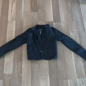Outerwear - Jättefin o skön skinnjacka, oanvänd💞nypris 249 men jag säljer den för 99kr👍kontakta mig vid pris eller intresse💞storlek 140