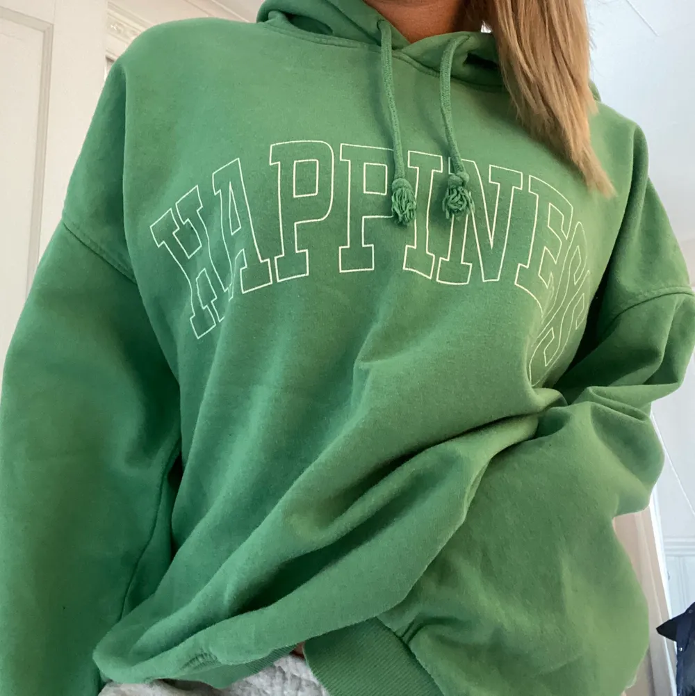 Grön hoodie med texten happiness, i nyskick och i oversized storlek för mig som skiftar mellan s/m i storlek vanligtvis❤️☺️ köparen står för frakten!. Tröjor & Koftor.
