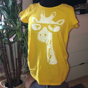 T-shirt  - Ny T-shirt oanvänd, storlek 40-42 men passar en m perfekt! Lite resår på sidorna längst nere så tröjan blir skitsnygg på. Den är så söt! 