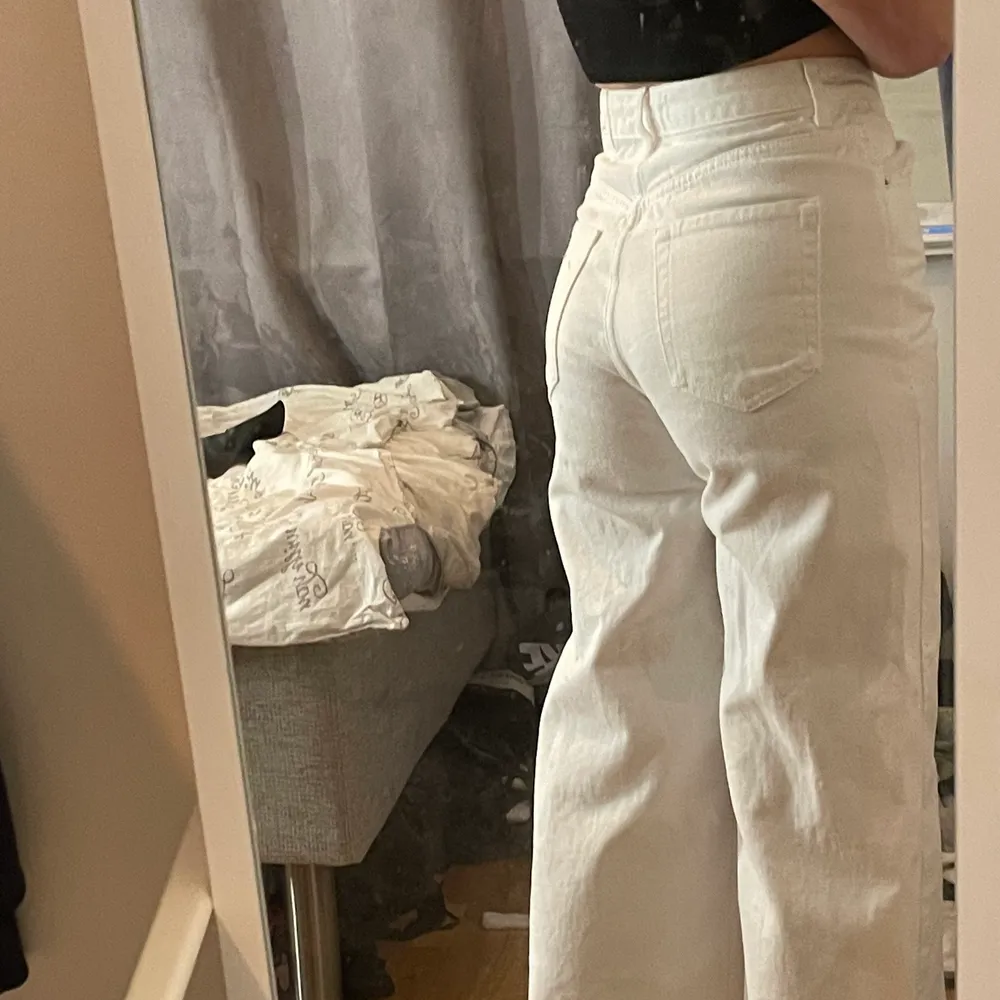 Ett par vita jeans, aldrig använda pågrund av inte varit min smak riktigt då jag inte känner mig bekväm i vita jenas. Jeans & Byxor.