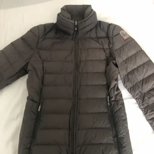 Parajumpers dunjacka - Parajumpers dunjacka i strl s (mostvarar 36-38). Jackan är i väldigt gott skick och använd ett fåtal gånger. 